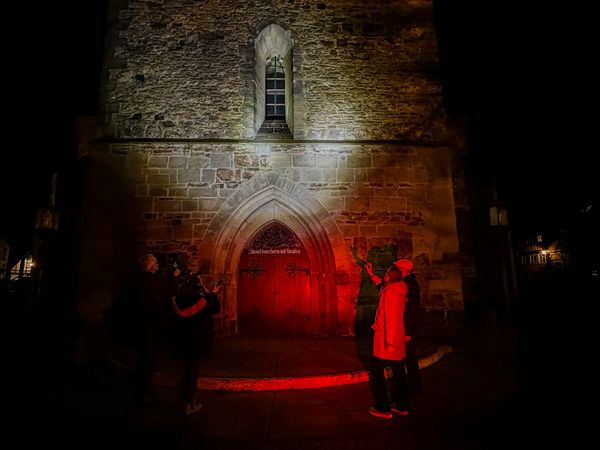 Taschenlampenführung, Anleuchten des Eingangs zur St. Nikolai, Rinteln