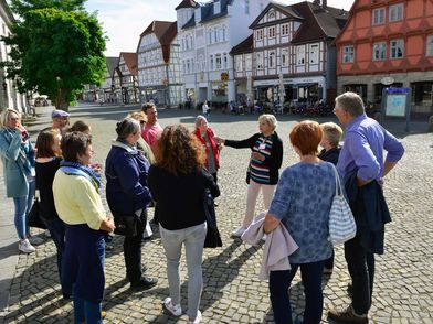Stadtführung Gifhorner Altstadt Eine Gästeführer mit einer Gruppe in der Gifhorner Altstadt.