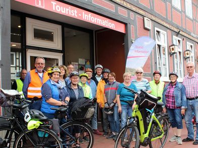 Fahrradgruppe mit Fahrrädern vor einem Gebäude.