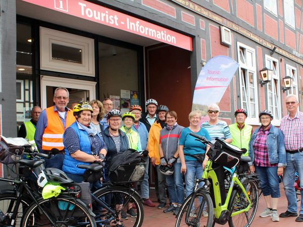Fahrradgruppe mit Fahrrädern vor einem Gebäude.