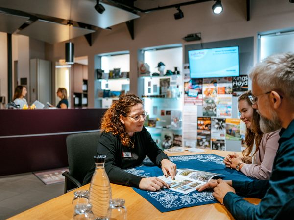 Tourist-Information Beratung durch eine Mitarbeiterin in der Tourist-Information