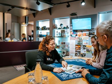 Tourist-Information Beratung durch eine Mitarbeiterin in der Tourist-Information