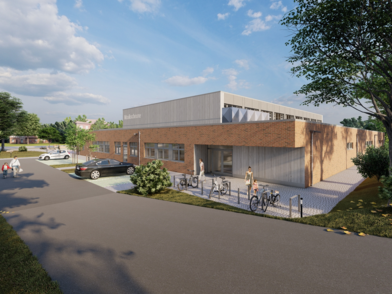 Perspektivische Ansicht aus erhöhter Position. Visualisierung eines modernen Gebäudekomplexes mit flachem Dach und weitläufiger Wegeführung. Im Vordergrund ist ein barrierefreier Eingangsbereich mit klarer Wegführung zu sehen. Der Neubau ist für eine inklusive Nutzung als Mensa mit Veranstaltungsräumen geplant. Breite Zugänge, kontrastreiche Materialien und übersichtliche Strukturen ermöglichen eine einfache Orientierung und Teilhabe.