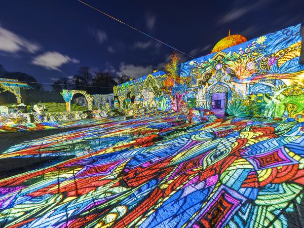 Bunt erleuchtete Fassaden vom Dschungelpalast im Zoo Hannover