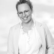 Lara Gowin, zuständig für Gästebetreuung und Social Media Marketing in der Samtgemeinde Amelinghausen, lächelnd in einem hellen Büro.