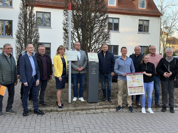 Bürgermeisterin Andrea Lange, TWW-Geschäftsführer Matthias Gräbner und die Ortsbürgermeister und -meisterinnen bei der Projektvorstellung