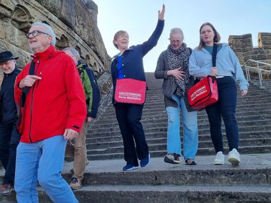 Gästeführer am Kaiser-Wilhelm-Denkmal