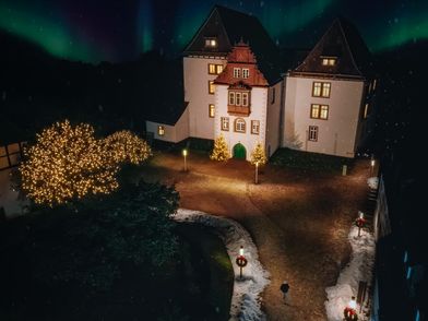 Schloss Fürstenberg bei Nacht mit Weihnachtsbeleuchtung