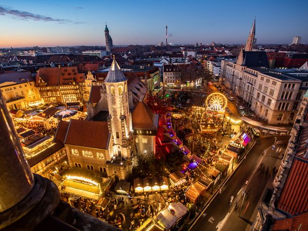 Blick von oben auf den beleuchteten Weihnachtsmarkt in Braunschweig