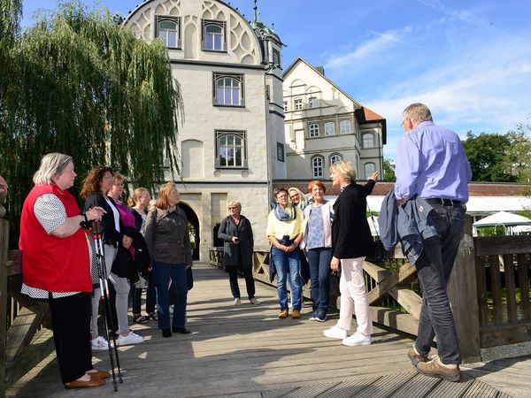 Personengruppe auf der Holzbrücke am Gifhorner Welfenschloss.