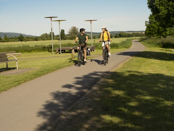 Weser-Radweg Radfahrer entlang der Weser, Rinteln