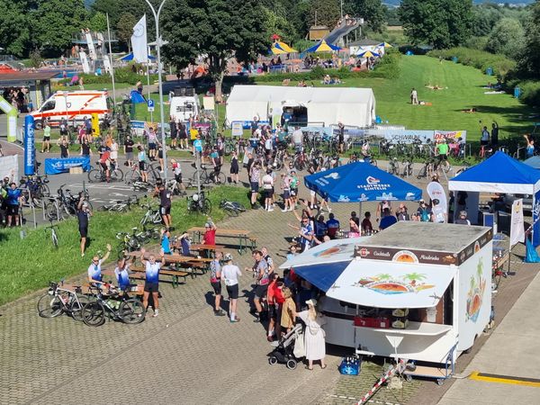 Zielbereich 14. GROSSE WESERRUNDE, Rinteln Sicht auf den Zielbereich der 14. GROSSE WESERRUNDE mit Ständen und Teilnehmenden, Rinteln