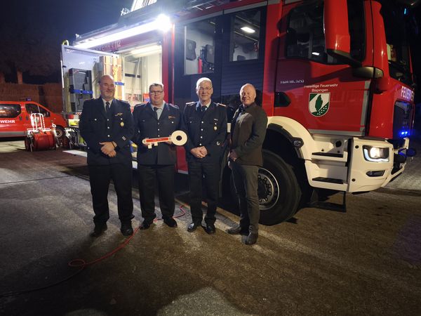Ralf Siemsglüß (stellvertretender Gemeindebrandmeister), Marcel Jipp (Ortsbrandmeister Bispingen), Carsten Renk (Gemeindebrandmeister) und Bürgermeister Dr. Jens Bülthuis stehen vor dem neuen Feuerwehrfahrzeug. 