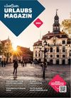 „Titelbild des Lüneburger Urlaubsmagazins 2025 mit Blick auf das historische Rathaus bei Sonnenaufgang und Menschen auf dem Platz.“
